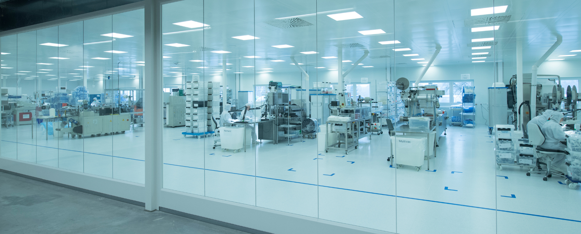 photo d'un laboratoire stérile et isolé avec des machines et des postes de travail