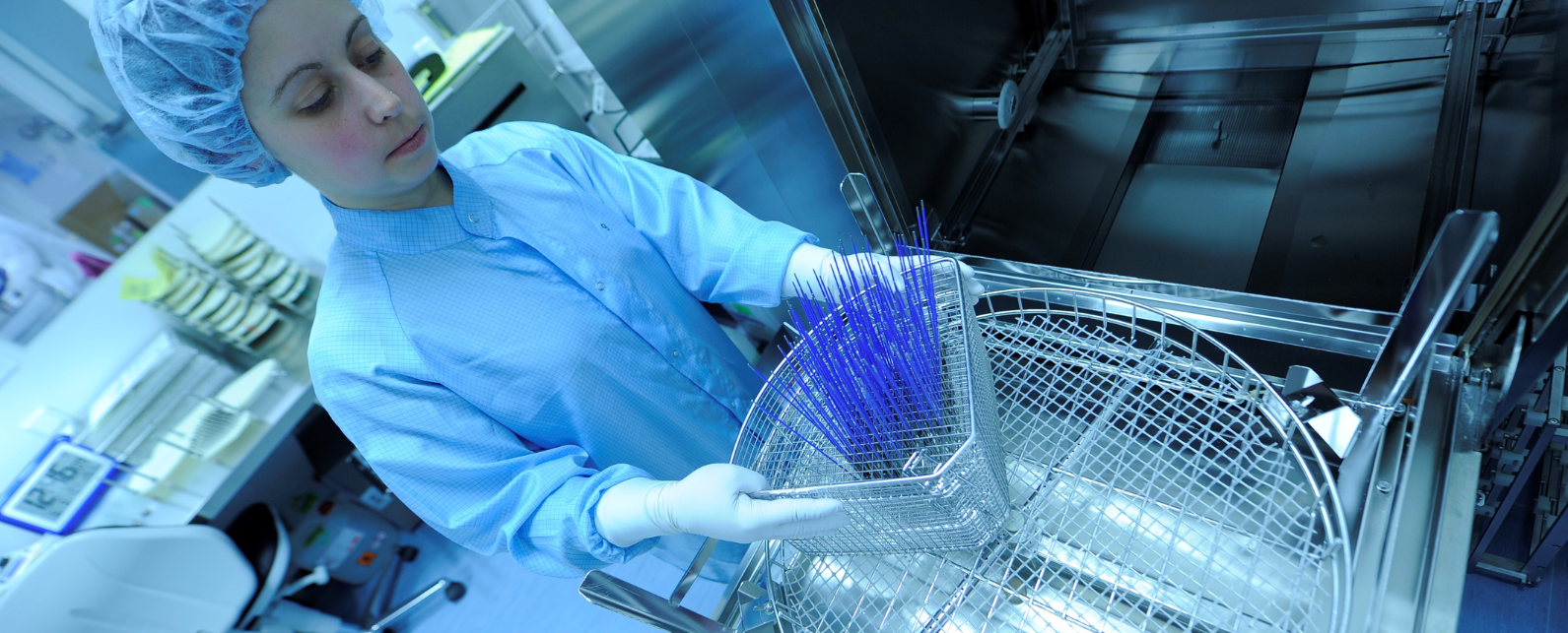 fille dans un laboratoire avec une blouse et une casquette utilisant des machines