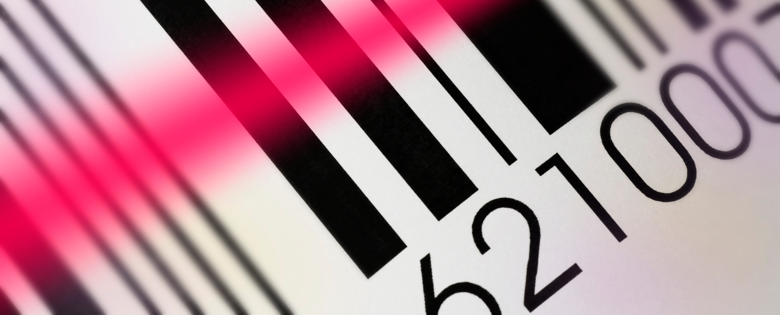 Une étiquette de code-barres scannée par une lumière laser rouge